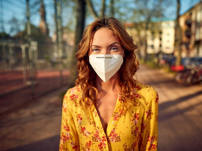Frau mit FFP2-Maske | © gettyimages.de | Westend61