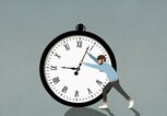 Illustration, in der ein Mann versucht an einer großen Uhr zu drehen. | © gettyimages.de | Malte Mueller