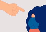 Illustration von einer Frau, die ihr Gesicht mit Händen verdeckt und auf die mit einem großen Zeigefinger gezeigt wird. | © gettyimages.de | Ponomariova_Maria