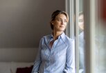 Frau blickt aus dem Fenster | © Getty Images/Westend61