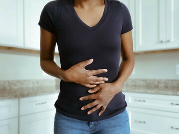 Völlegefühl erinnert an Steine im Bauch: Schwer und unverdaulich scheint die Nahrung im Magen zu liegen. Der Bauch fühlt sich häufig aufgebläht an. | © gettyimages.de | Grace Cary