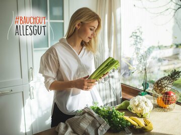Frau mit viel gesundem Gemüse in der Küche | © Getty Images/Anastasiia Krivenok