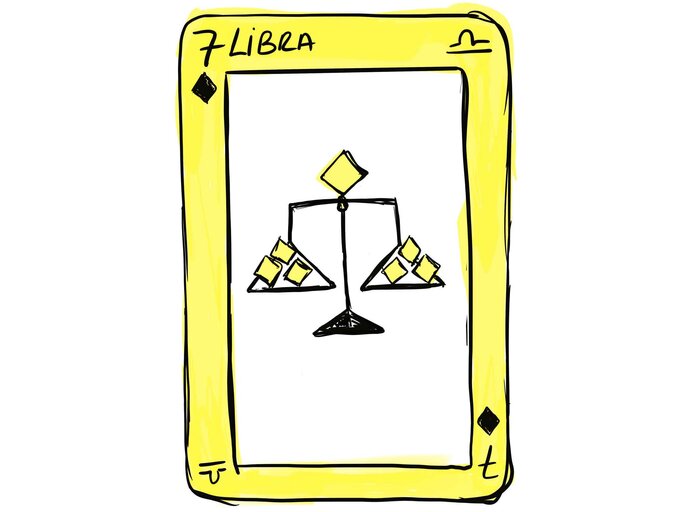 Spielkarte mit gelber Umrandung, mittig eine Waage mit Rhomben und den Symbolen für „7“, Karo und dem Sternzeichen Waage. | © Sophia Naves