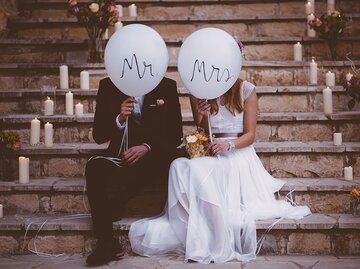 Hochzeitspaar mit Luftballons  | © iStock | wundervisuals