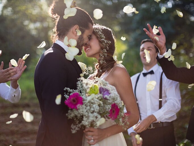 Hochzeitspaar, das sich küsst | © iStock | Wavebreakmedia