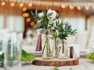 Tischdeko bei einer Hochzeit | © iStock | ruslanshramko
