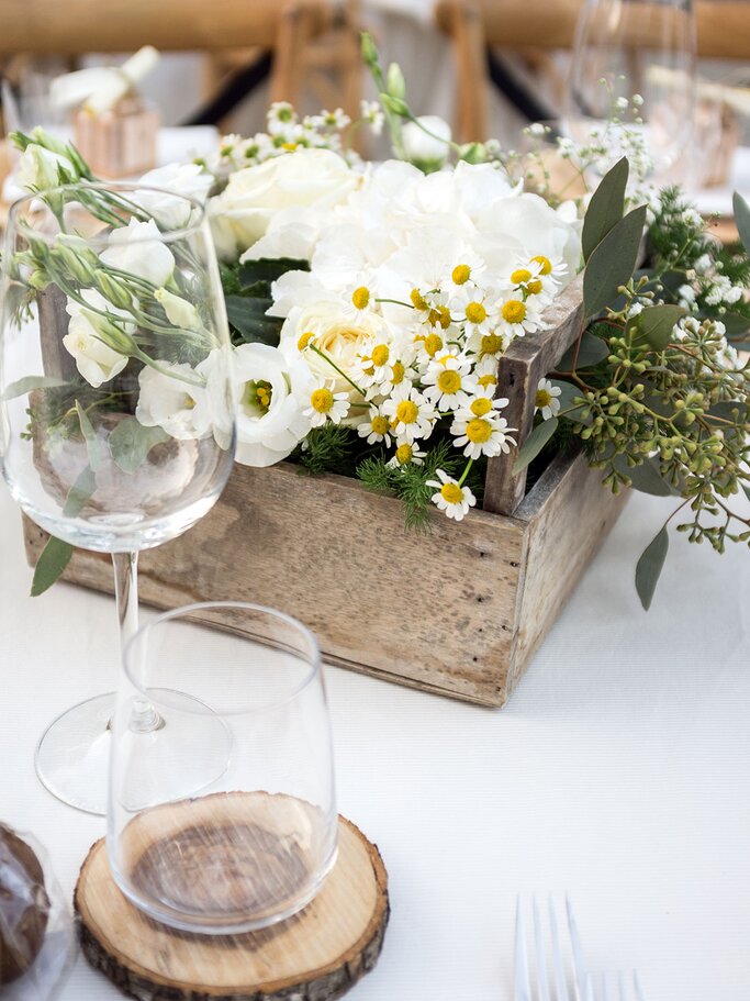 Tischdeko bei einer Hochzeit | © iStock | ilbusca