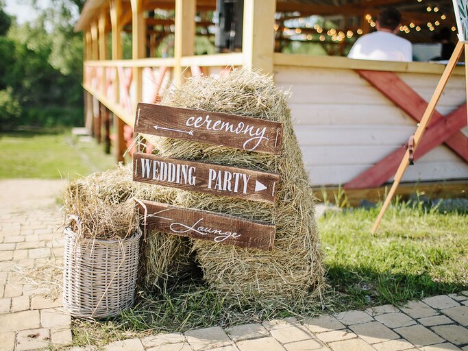 Schilder bei einer Hochzeit | © iStock | Springfrom