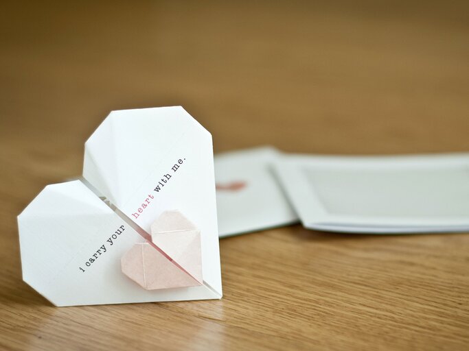 Origami-Herz als Hochzeitseinladung | © iStock | gollykim