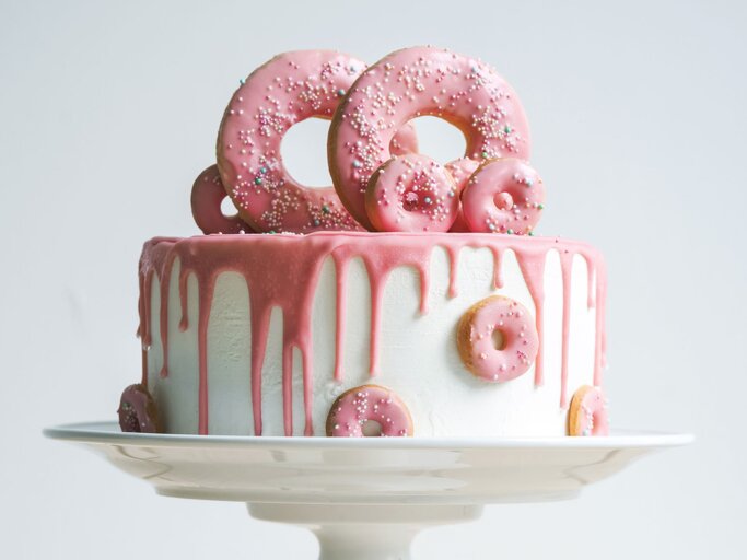 Hochzeitstorte mit Donuts | © iStock | svmelnikoff