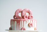 Hochzeitstorte mit pinken Donuts | © iStock | svmelnikoff