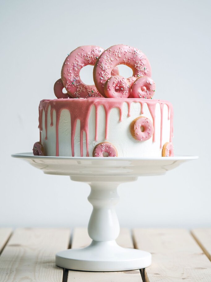 Hochzeitstorte mit pinken Donuts | © iStock | svmelnikoff