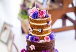 Hochzeitstorte Naked Cake mit Blüten | © iStock | andrewacford