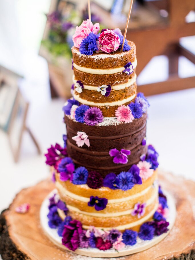 Hochzeitstorte Naked Cake mit Blüten | © iStock | andrewacford