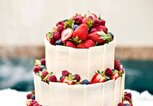 Hochzeitstorte mit Beeren und weißer Schokolade | © iStock | djgunner
