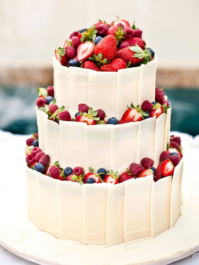 Hochzeitstorte mit Beeren und weißer Schokolade | © iStock | djgunner