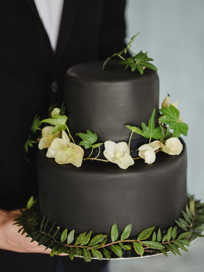 schwarze Hochzeitstorte | © iStock | Liudmyla Malysheva