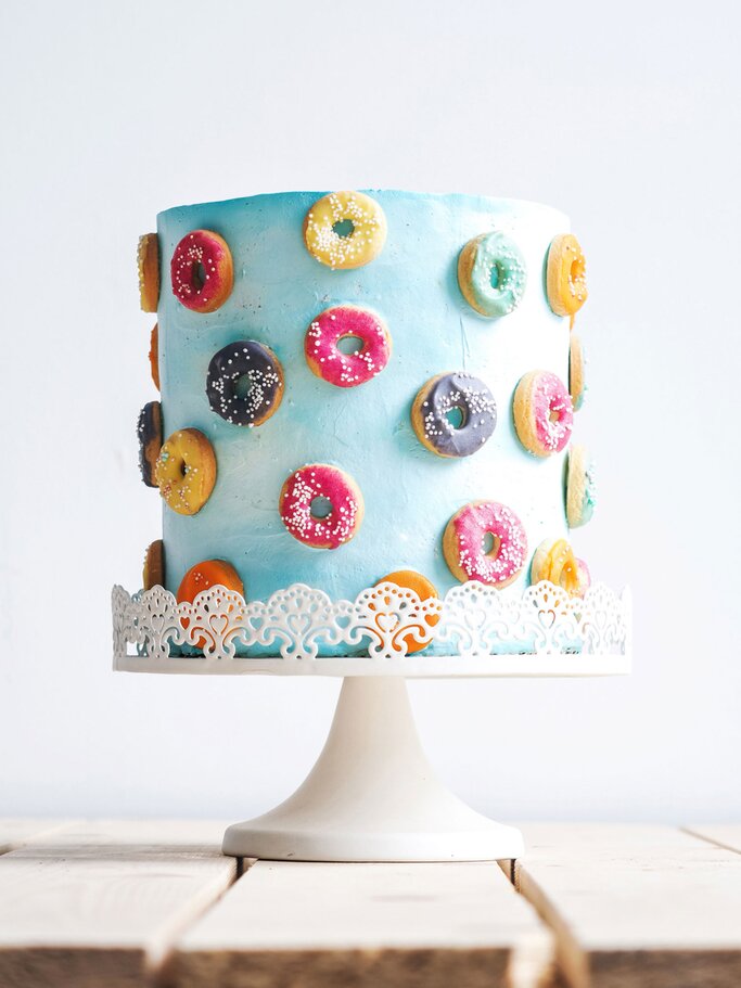 Hochzeitstorte mit kleinen Donuts | © iStock | svmelnikoff