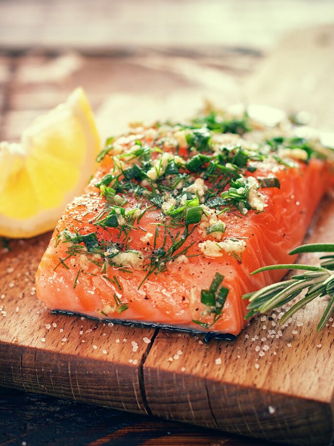 Lachs auf einem Brett mit frischer Zitrone | © iStock | kajakiki