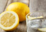 Zitronen aufgeschnitten neben einem Glas Wasser | © iStock | 5second