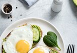 Spiegelei auf Brot mit Avocado | © iStock | Arx0nt