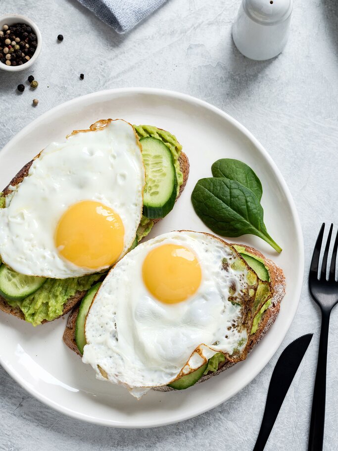 Spiegelei auf Brot mit Avocado | © iStock | Arx0nt