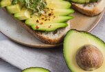 aufgeschnittene Avocado und Avocado-Brot | © iStock | locknloadlabrador