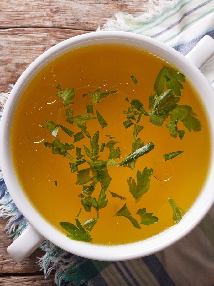 Knochenbrühe in einer Tasse | © iStock | ALLEKO