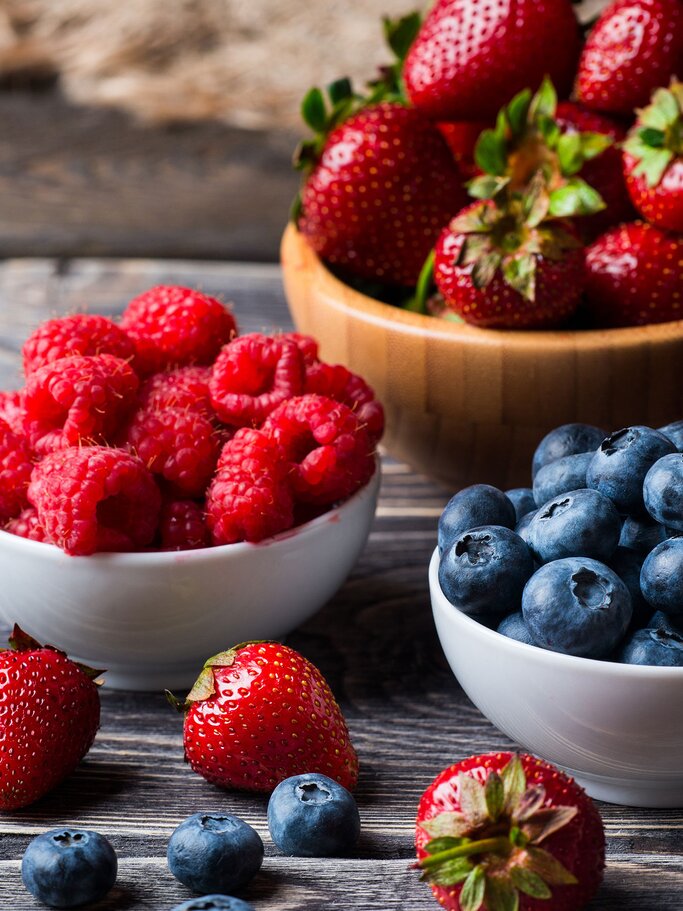 frische Beeren in Schalen | © iStock | malyugin