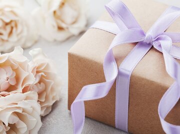 Hochzeitsgeschenk mit Blumen  | © iStock | Julia_Sudnitskaya