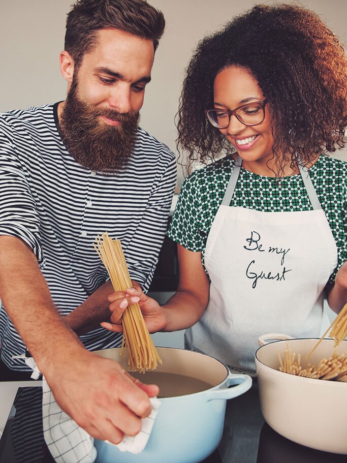 Paar, das gemeinsam kocht  | © iStock | UberImages