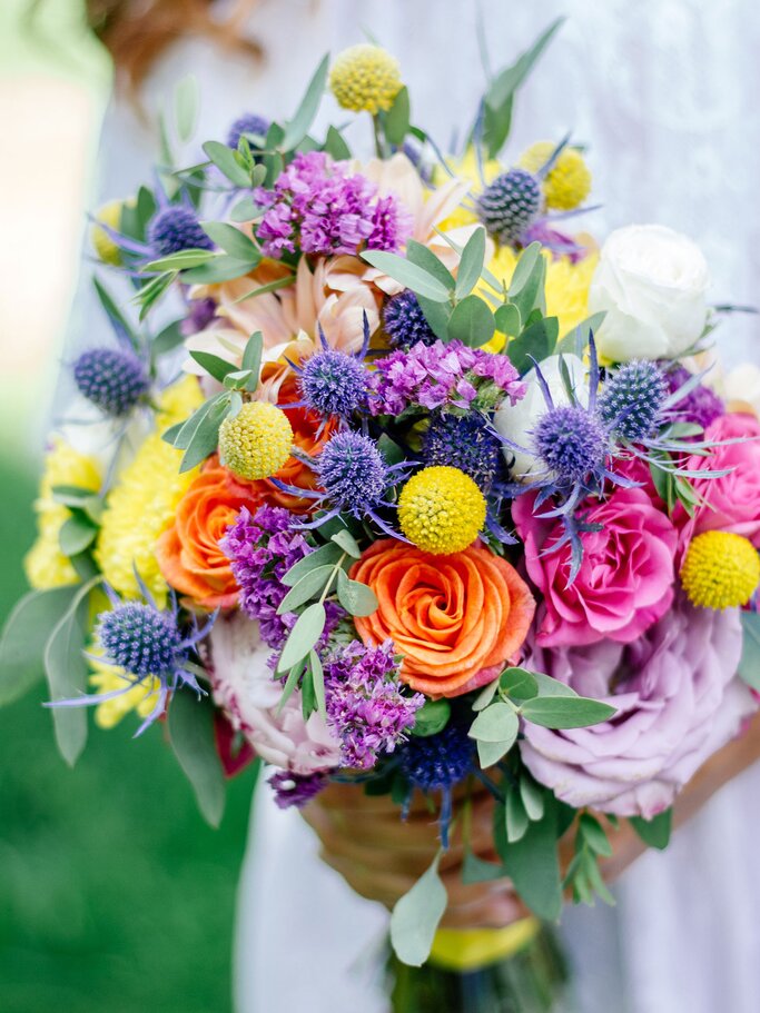 Bunter Brautstrauß aus Wiesenblumen | © iStock | SharafMaksumov