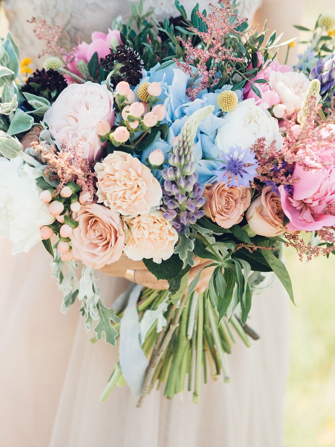 Buntes Hochzeits-Bouquet | © iStock | Erstudiostok