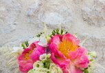 Auffälliger Brautstrauß mit pinken Blüten | © iStock | Biggunsband