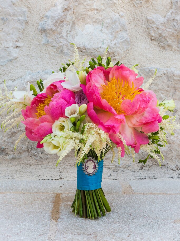 Auffälliger Brautstrauß mit pinken Blüten | © iStock | Biggunsband