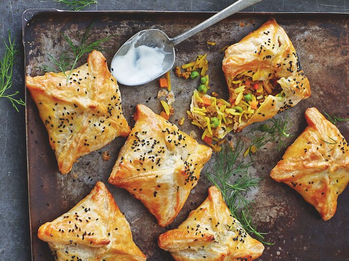 Orientalische Rezept-Idee: Gefüllter Blätterteig mit Zimt und Rosinen