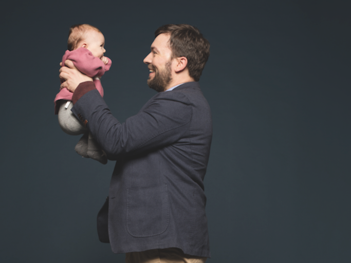 Konstantin Manthey mit Baby. | © Anna Rose; Styling: Jana Kalgajeva