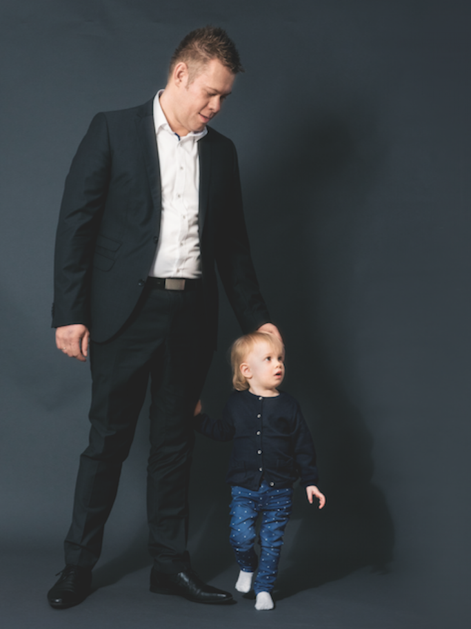 Michael Heil mit Kind. | © Lottermann & Fuentes; Strickjacke: Name it über Zalando; Jeans: Nippes über Zalando; Alles andere: Privat