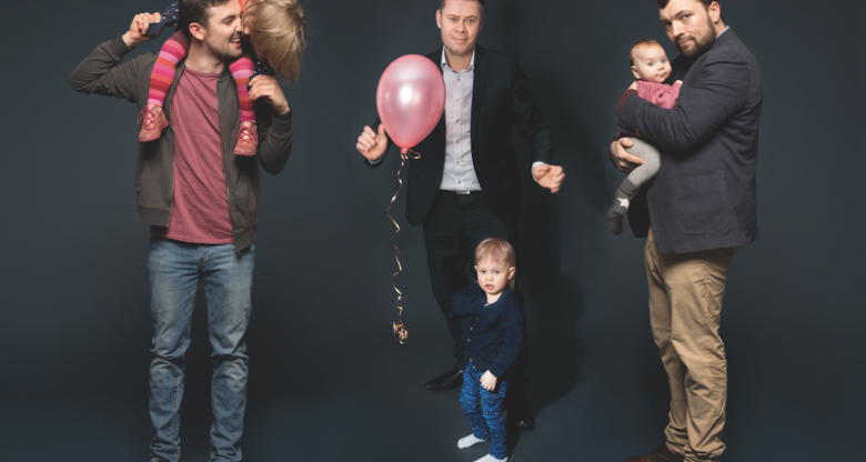 Mehrere Väter posieren mit ihren Kindern vor einem dunklen Hintergrund. | © Anna Rose; Lottermann & Fuentes; Styling: Jana Kalgajeva