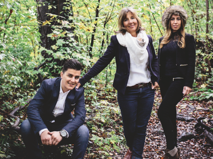 Die Freunde Rohat Amin, Alice Absmann und Robin Amin stehen nebeneinander im Wald. | © Frank Stolle