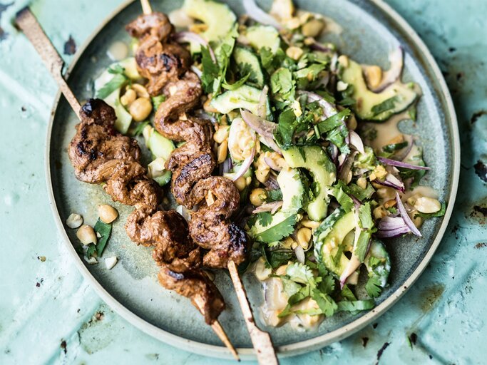 Ein leichtes Gericht für sommerliche Tage: Gurken-Erdnuss-Salat mit Rindfleisch-Spiessen. | © Wolfgang Schardt