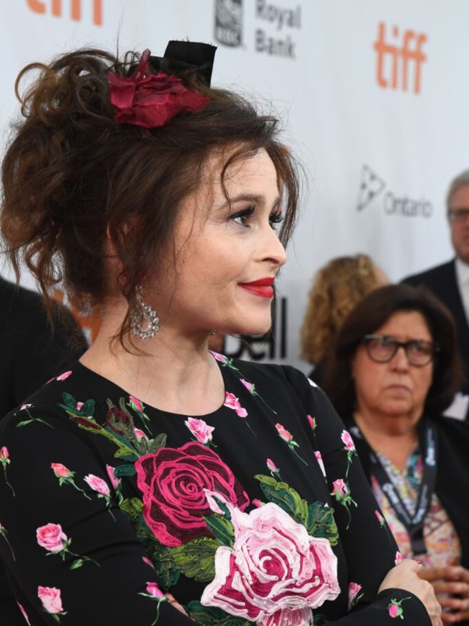 Helena Bonham Carter auf einem Event in einem Blütenkleid | © Getty Images | Sonia Recchia