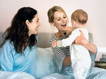 Zwei Frauen, ein Baby | © iStock