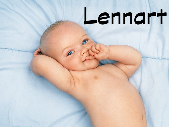 Süßes Baby mit blauen Augen, daneben der Jungenname Lennart | © gettyimages.de | Laurence Monneret