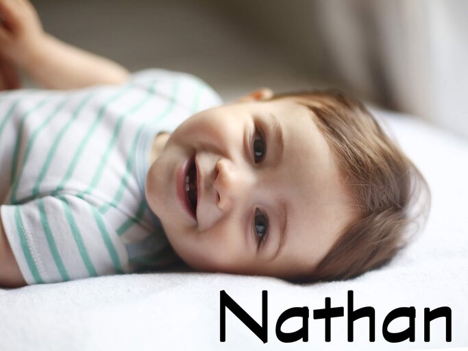 Süßes Baby, daneben der Jungenname Nathan | © gettyimages.de | Catherine Delahaye