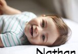 Süßes Baby, daneben der Jungenname Nathan | © gettyimages.de | Catherine Delahaye