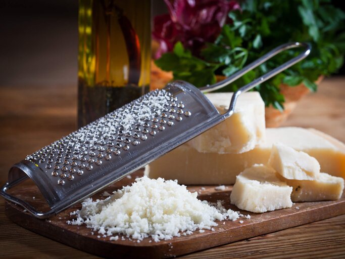 Lebensmittel mit Calcium - Parmesan | ©  gettyimages.de | alle12