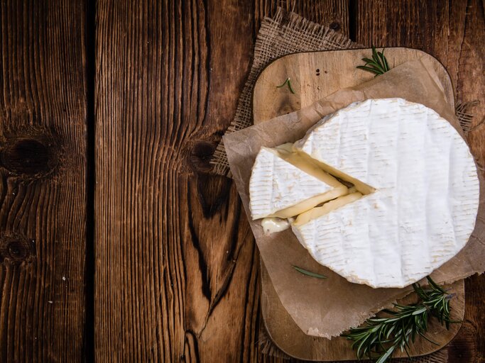 Weichkäse wie Camembert ist reich an Calcium. | ©  gettyimages.de|HandmadePictures