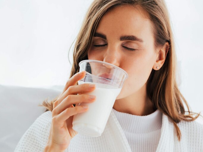 Frau trinkt Glas Milch | © gettyimages.de | Sarayuth Punnasuriyaporn / EyeEm