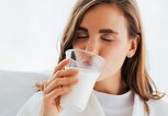 Frau trinkt Glas Milch | © gettyimages.de | Sarayuth Punnasuriyaporn / EyeEm